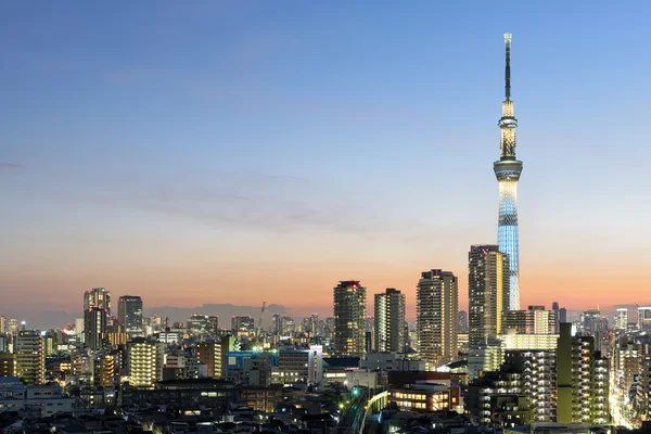 Tokyo Skyline al crepuscolo, vista sul quartiere Asakusa e sul fiume Sumida. Skytree visibile da lontano . — Foto Stock