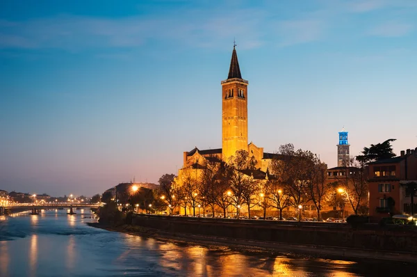 Sant' Anastasia církve a řeky Adige v noci. — Stock fotografie