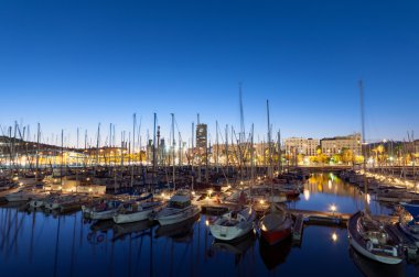 Marina Port Vell gece Barcelona, İspanya.