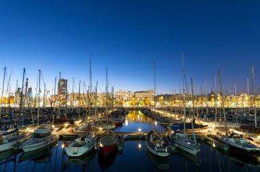 Marina Port Vel gece l Barcelona, İspanya.