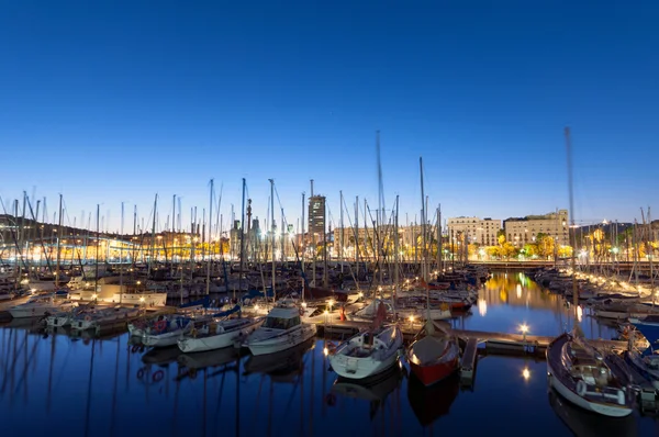 Marina Port Vell à noite em Barcelona, Espanha . — Fotografia de Stock