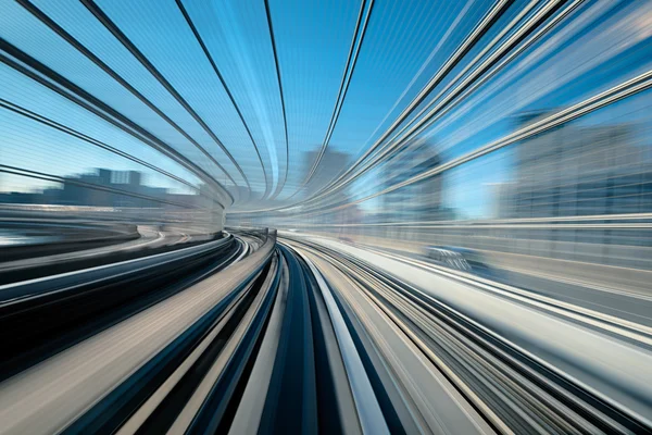 Un movimiento borroso en el ferrocarril de Tokio, distrito de Shiodome . — Foto de Stock