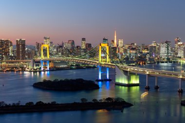  Tokyo Körfezi, Gökkuşağı Köprüsü ve Tokyo Tower Tokyo siluetinin alacakaranlıkta görünür. 