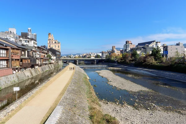 Rzeki Kamo w centrum Kioto w słoneczny dzień jesień. — Zdjęcie stockowe