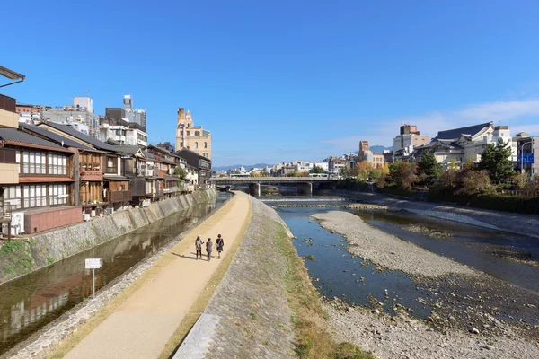 Kamo River at the center of Kyoto on a sunny autumn day. — Stock Photo, Image