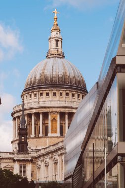 St Pauls Katedrali ve Londra 'da modern bir ofis binası, Uk.