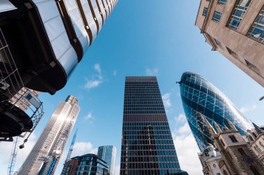 Doğrudan Londra 'nın finans bölgesinin ufuk çizgisine bakıyorum. Modern, fütürist ve Klasik mimari.