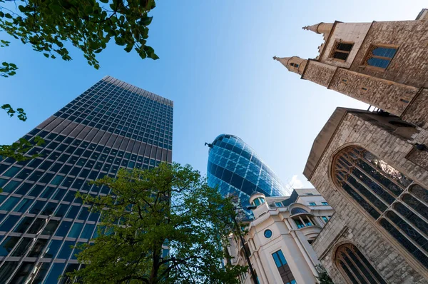 英国伦敦 2010年8月24日 英国伦敦圣玛丽轴心30号大楼 Gherkin 和具有历史意义的圣海伦教堂的现代城市建筑 — 图库照片
