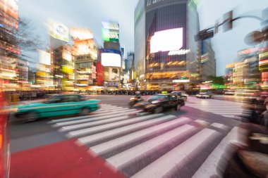 Tokyo, Japonya - 17 Ocak 2016: Tokyo 'nun en ünlü sınır kapıları, Tokyo' nun alışveriş bölgesindeki Shibuya geçidi, soyut bir görüş.