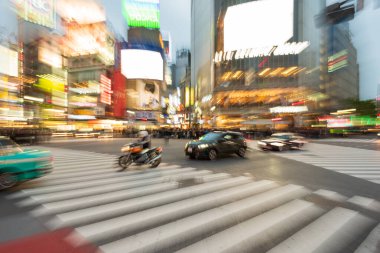 Tokyo, Japonya - 17 Ocak 2016: Tokyo 'nun alışveriş bölgesindeki Shibuya sınır kapısından geçen yolcuların soyut görüşü.