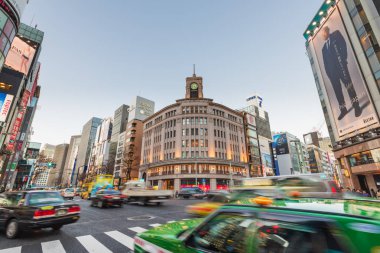 Tokyo, Japonya - 18 Ocak 2016: Japonya 'nın Ginza kentindeki Mitsukoshi Ginza mağazasında yoğun saatlerde gece trafiği. 