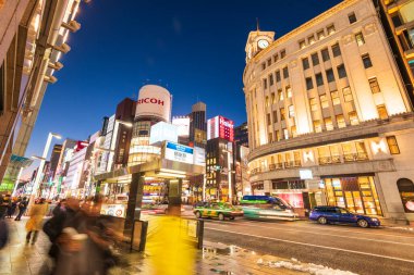 Tokyo, Japonya - 18 Ocak 2016: Ginza ilçesinde gece hayatı Japonya 'nın en ünlü gece manzaralarından biridir.