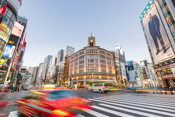 東京都 2016年1月18日 銀座の三越銀座店でのラッシュ時の夜間交通 — ストック写真