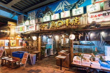 Tokyo, Japonya - 21 Ocak 2016: Yakitori Sokağı. Yurakucho istasyonunun demiryolu hattının altındaki Yakitori Geçidi 'nin gece görüşü. Japon erişte dükkanları ve sake barları 