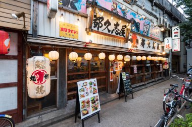 Tokyo, Japonya - 21 Ocak 2016: Yakitori Sokağı. Yurakucho istasyonunun demiryolu hattının altındaki Yakitori Geçidi 'nin gece görüşü. Japon erişte dükkanları ve sake barları 