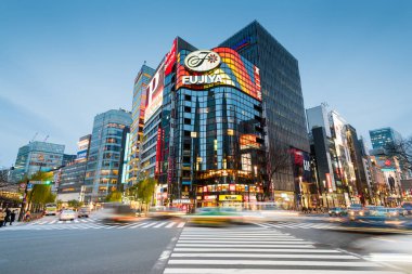 Tokyo, Japonya - 21 Ocak 2016: Tokyo, Japonya 'da yoğun saatlerde Fujiya Binası ve Sukiyabashi Geçidi. Fujiya Japonya 'da ülke çapında bir şekerleme mağaza ve restoran zinciri..