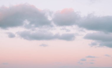 Bulutlu yumuşak bir akşam gökyüzü. 