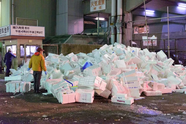 Tokyo Jepang Januari 2016 Pekerja Memilah Milah Sebuah Gunung Kotak — Stok Foto