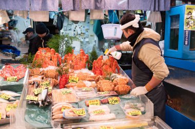 Tokyo, Japonya - 22 Ocak 2016: Tsukiji Pazarı 'ndaki deniz ürünleri tezgahı, Tokyo, Japonya