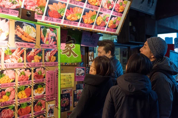 Tokio Japan Jan 2016 Toeristen Kijken Naar Aanbiedingen Van Een — Stockfoto