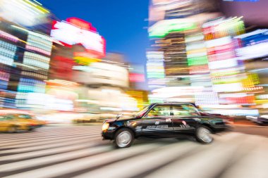 Tokyo, Japonya - 08 Aralık 2015: Kabukicho, Shinjuku (Tokyo, Japonya) 'da taksicilik ve arka planda reklam panoları.