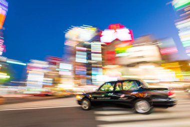 Tokyo, Japonya - 08 Aralık 2015: Kabukicho, Shinjuku (Tokyo, Japonya) 'da taksicilik ve arka planda reklam panoları.