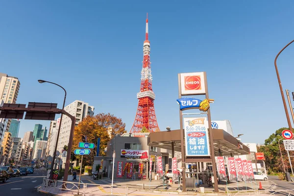 Tokyo Giappone Dicembre 2015 Tokyo Tower Vicino Una Stazione Servizio — Foto Stock