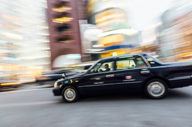 Tokyo, Japonya - 10 Aralık 2015:: Tokyo Ginza İlçesi 'nin kalbinde hareket bulanıklaştı. 