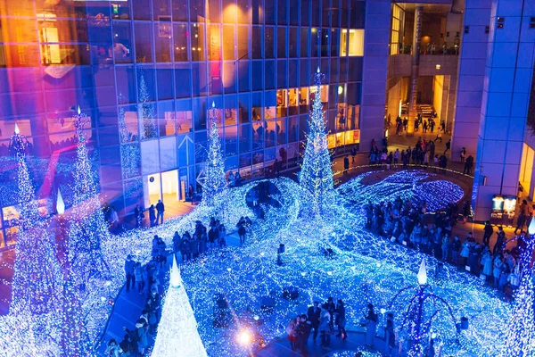 Tokio Japan Dezember 2015 Besucher Bewundern Die Weihnachtsbeleuchtung Einkaufszentrum Caretta — Stockfoto