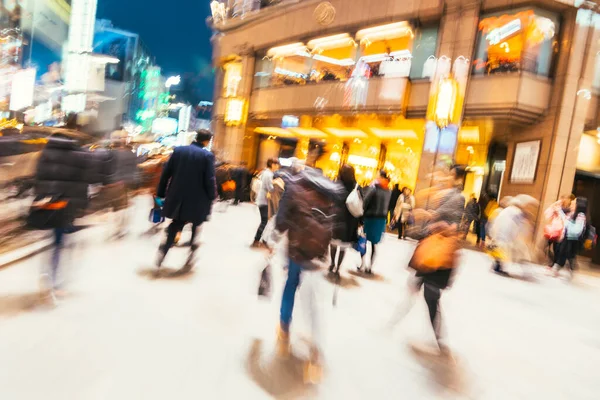 日本東京東京都銀座商店街を横断する人々 — ストック写真