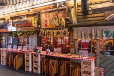 Tokyo, Japonya - 10 Aralık 2015: Yuraku Concourse restoranlarında yemek yiyen insanlar yakitori konusunda uzmanlaşmışlardır. indeksli yemek servisi.