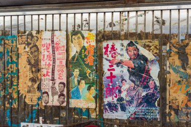 Tokyo, Japonya - 10 Aralık 2015: Yuraku Concourse, Tokyo, Japonya 'da eski Japon samuray veya yakuza retro filmleri posterleri