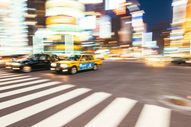 Tokyo, Japonya - 10 Aralık 2015:: Tokyo Ginza İlçesi 'nin kalbinde hareket bulanıklaştı. 