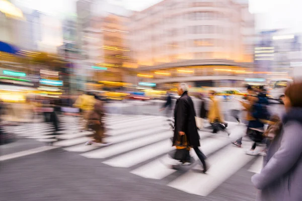 2015年12月10日 東京の銀座商店街の中心で急いでいる人たち 象徴的な銀座和光ビルの裏側にあります — ストック写真