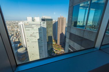 Tokyo şehir merkezinin gökdelen manzarası Nishi Shinjuku, Shinjuku, Tokyo, Japonya 'daki yüksek binaları gösteriyor..