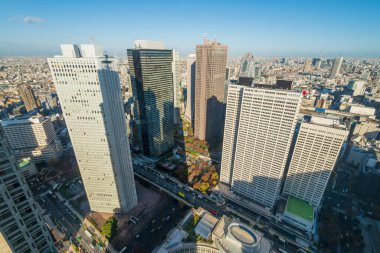 Tokyo şehir merkezinin gökdelen manzarası Nishi Shinjuku, Shinjuku, Tokyo, Japonya 'daki yüksek binaları gösteriyor..
