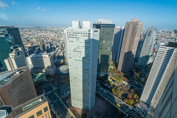 東京都新宿区の西新宿に超高層ビルが建ち並ぶ都心のスカイラインを空中から眺める — ストック写真