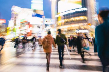 Tokyo, Japonya 'daki Shibuya Geçidi' ndeki yolcuların soyut görüntüsü.. 