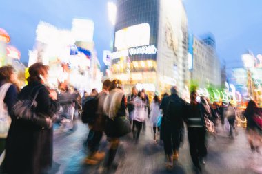 Tokyo, Japonya 'daki Shibuya Geçidi' ndeki yolcuların soyut görüntüsü.. 