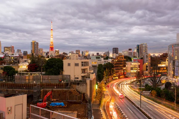 日本东京 2015年12月11日 城市天际线和标志性东京塔的高耸晚景 日本东京 — 图库照片