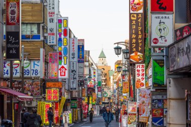 Tokyo, Japonya - 5 Ocak 2016: Tokyo, Japonya 'nın Shinjuku ilçesindeki Kabukicho' da yürüyen bir kalabalık. Bölge bir eğlence ve genelev bölgesi..