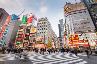 Tokyo, Japonya - 5 Ocak 2016: Tokyo, Japonya 'nın Shinjuku ilçesindeki Kabukicho' da yürüyen bir kalabalık. Bölge bir eğlence ve genelev bölgesi..