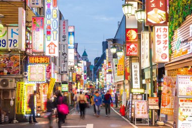 Tokyo, Japonya - 5 Ocak 2016: Tokyo, Japonya 'nın Shinjuku ilçesindeki Kabukicho' da yürüyen bir kalabalık. Bölge bir eğlence ve genelev bölgesi..