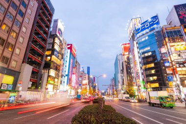Tokyo, Japonya - 5 Ocak 2016: Tokyo, Japonya 'daki Kabukicho' da gece trafiği. 