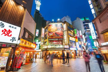Tokyo, Japonya - 5 Ocak 2016: Kabukicho 'daki restoranlar Shinjuku, Tokyo, Japonya. 