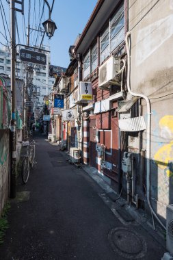 Tokyo, Japonya - 5 Ocak 2016: Kabukicho 'nun ünlü içme alanı olan Golden Gai' nin gündüz vakti Tokyo 'daki boş caddesi.