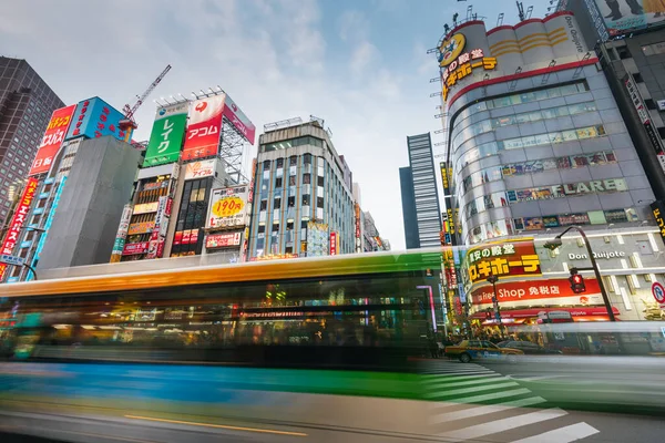 Tokio Japonsko Ledna 2016 Projíždějící Rychlostní Autobus Kabukichu Čtvrti Shinjuku — Stock fotografie