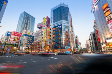 Tokyo, Japonya - 8 Ocak 2016: Tokyo, Japonya 'da Akihabara ilçesinin sokak manzarası. Akihabara ilçesi video oyunları, anime, manga ve bilgisayar ürünleri için bir alışveriş alanıdır..