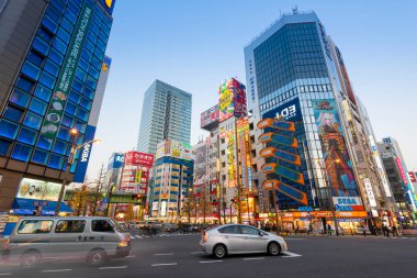 Tokyo, Japonya - 8 Ocak 2016: Tokyo, Japonya 'da Akihabara ilçesinin sokak manzarası. Akihabara ilçesi video oyunları, anime, manga ve bilgisayar ürünleri için bir alışveriş alanıdır..