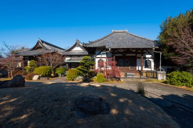 Tokyo, Japonya - 9 Ocak 2016: Tokyo Yanaka 'daki Enmei-ji Tapınağı - Japonya. Yanaka, Tokyo' nun boktan atmosferinin, Tokyo 'nun geçmiş yıllarını anımsattığı eski bir kasaba ortamının hala ayakta kaldığı az sayıdaki bölgeden biridir.. 
